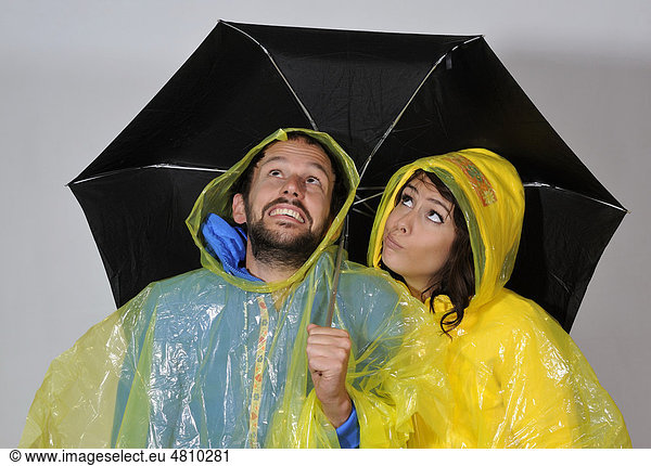 Mann und Frau unter Regenschirm  Symbolbild Wetter  Wetterbericht