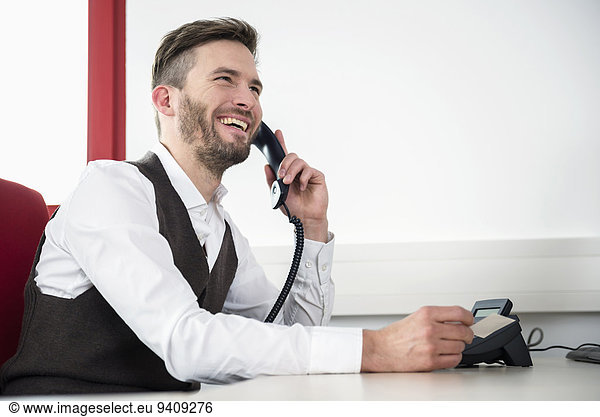 Mann unterhalten lachen Telefon Büro