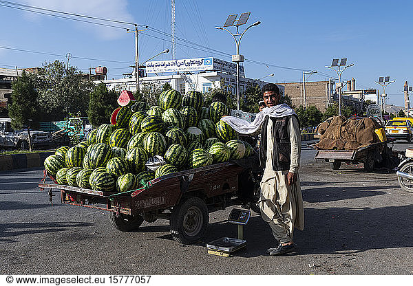 Mann verkauft Wassermelonen  Herat  Afghanistan  Asien