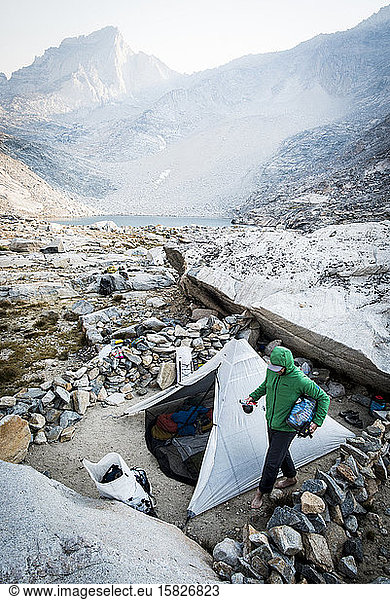 Mann wandert um den Campingplatz in den Bergen