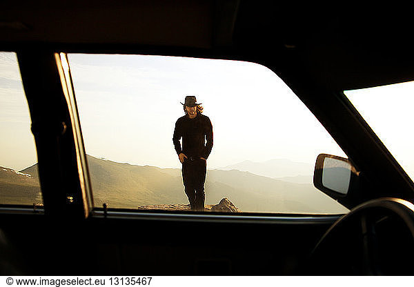 Mann zu Fuß auf Berg durch Autofenster gesehen