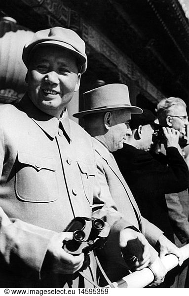 Mao Zedong  26.12.1893 - 9.9.1976  chin. Politiker (KPCh)  Vorsitzender der Kommunistischen Partei Chinas 20.3.1943 - 9.9.1976  Halbfigur  wÃ¤hrend der Parade am Nationalfeiertag  Peking  1.10.1954