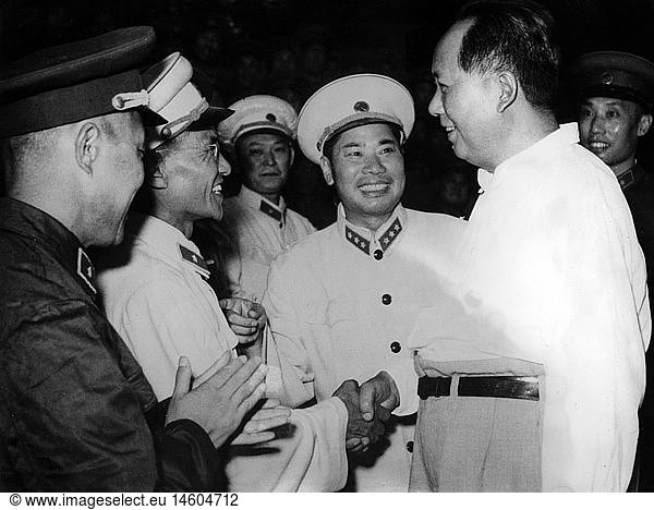 Mao Zedong  26.12.1893 - 9.9.1976  chin. Politiker (KPCh)  Vorsitzender der Kommunistischen Partei Chinas 20.3.1943 - 9.9.1976  mit Offizieren der Volksarmee  Jinan  Shandong Provinz  1958