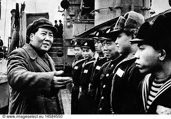Mao Zedong  26.12.1893 - 9.9.1976  chin. Politiker (KPCh)  Vorsitzender der Kommunistischen Partei Chinas 20.3.1943 - 9.9.1976  Vorsitzender der Zentralen Volksregierung 1.10.1949 - 27.9.1954  inspiziert eine Einheit der Volksmarine  1953