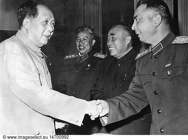 Mao Zedong  26.12.1893 - 9.9.1976  chin. Politiker  Vorsitzender der Volksrepublik China 1.10.1949 - 9.9.1976  begrÃ¼ÃŸt eine Abordnung der Volksbefreiungsarmee  Peking  5.11.1958  Oberkommandierder General Yang Yung