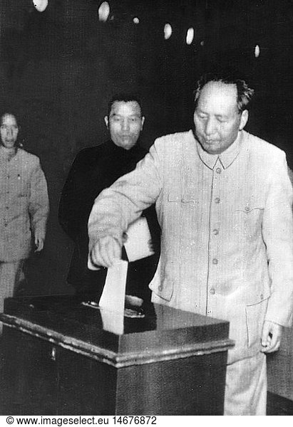 Mao Zedong  26.12.1893 - 9.9.1976  chin. Politiker  Vorsitzender der Volksrepublik China 1.10.1949 - 9.9.1976  beim Nationalen Parteikongress  Peking  29.9.1954  Wahl zum Staatsoberhaupt  Stimmabgabe