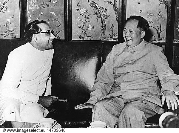 Mao Zedong  26.12.1893 - 9.9.1976  chin. Politiker  Vorsitzender der Volksrepublik China 1.10.1949 - 9.9.1976  mit dem Leiter der indischen Kulturdelegation A.K. Chanda  Peking  7.7.1955