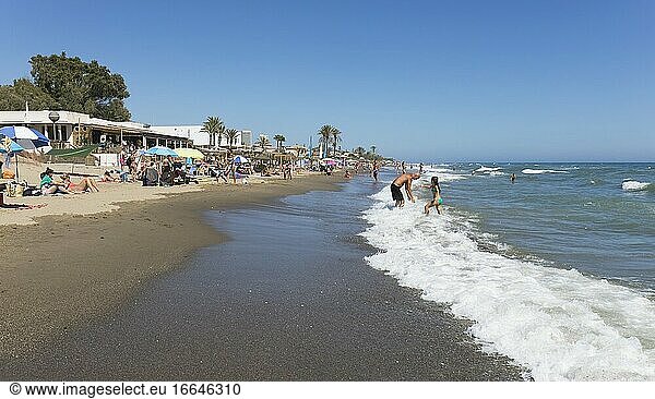 Marbella  Costa del Sol  Provinz Malaga  Andalusien  Südspanien. Playa Real de Zaragoza.
