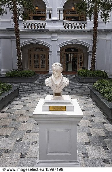 Marble bust of Sir Thomas Stamford Raffles (founder of Singapore) at the Raffles Hotel  Singapore  Republic of Singapore.