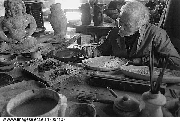 Marc Chagall; Russian-French painter; 1887–1985. Marc Chagall at work in the Madoura ceramics workshop in Vallauris (Dép. Alpes-Maritimes). – Photo  undated (1968?).