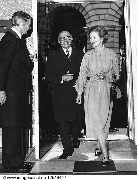 Margaret Thatcher (1925-)  britische Premierministerin mit Menachem Begin  israelischer Premierminister  1987. Künstler: Sidney Harris