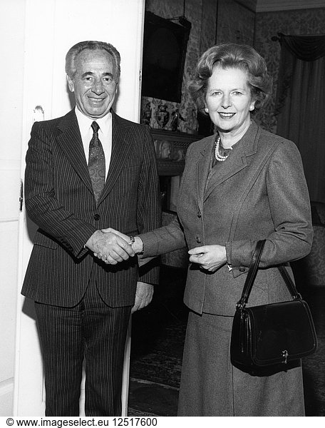 Margaret Thatcher (1925-)  britische Premierministerin mit Shimon Peres  israelischer Premierminister  1987. Künstler: Sidney Harris