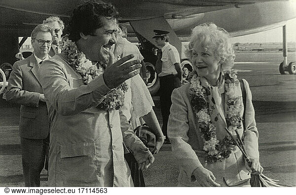 Margot Honecker  born Feist; Politician (SED)  from 1953 (Erich) Honecker; Halle an der Saale 17.04.1927 - Santiago de Chile 06.05.2016. Visit Margot Honecker (middle)  Secretary (Politics) of National Education of the GDR  in the People’s Democratic Republic of Yemen (VDRJ)  January 1982: Welcome by the Yemenite Secretary (Politics) of Education Hassan Ahmed al Salami at the airport of Aden. Photo  17.1.1982.