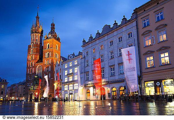 Marienbasilika auf dem Hauptplatz von Krakau  Polen