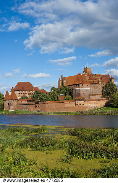 Marienburg mit Nogat  Malbork  Pommern  Polen  Europa