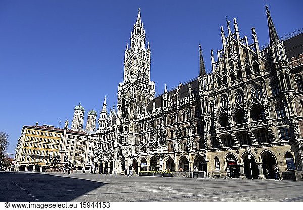 Marienplatz mit Frauenkirche  menschenleer  Coronakrise  München  Bayern  Deutschland  Europa