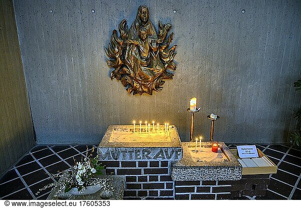 Marienrelief mit Christuskind und Opferkerzen  Kirche St. Franziskus  Steufzgen  Kempten  Allgäu  Bayern  Deutschland  Europa