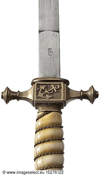 MARINE UND SCHUTZTRUPPEN  Dolch fÃ¼r Offiziere der Kaiserlichen Marine mit Damastklinge und GehÃ¤nge Beidseitig doppelt gekehlte Klinge aus wildem Damast  an der Wurzel die Ritterkopf-Marke des Herstellers WKC  Solingen. BuntmetallgefÃ¤ÃŸ (Vergoldungsspuren) mit Knauf in Form einer durchbrochenen Kaiserkrone  Scheidenarretierung  Elfenbeingriff und Drahtwicklung. Vergoldete Buntmetallscheide mit zeitgenÃ¶ssisch eingestochenem Buchstaben 'L' unter Adelskrone. GehÃ¤nge aus schwarzem  samtunterfÃ¼ttertem Seidenrips (leicht beschÃ¤digt)  vergoldete Schieber und Karabiner. Trage- und Altersspuren. LÃ¤nge ca. 37 5 cm.
