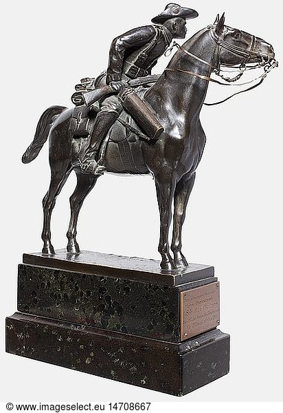 MARINE UND SCHUTZTRUPPEN  Oberleutnant Ernst Schultze-Moderow  Deutscher Reiter von SÃ¼dwest Dunkel patinierte Bronze  die Plinthe am Rand signiert 'C. MÃ¶bius fec.'  die ZÃ¼gel beweglich. Auf gestuftem Marmorsockel mit gravierter Widmungsplakette 'Dem scheidenden Kameraden Herrn Oberleutnant Schultze Moderow. Das Offizier Korps der Schutztruppe fÃ¼r SÃ¼dwestafrika 1910'. HÃ¶he der Figur 22 5 cm  GesamthÃ¶he 30 cm. SchÃ¶ne und detaillierte Arbeit. Carl MÃ¶bius (1876 - 1953)  Berliner Bildhauer  studierte an der Kunstgewerbeschule in Dresden und an der Berliner Akademie. Sein bedeutendstes Werk  der Ã¼berlebensgroÃŸe Bronze-Speerwerfer fÃ¼r die Kaiserallee in Berlin wurde 1944 eingeschmolzen. 1909 wurde er mit Hans Weddo von GlÃ¼mer  Adolf KÃ¼rle  Otto Riesch und Albert Moritz Wolff vom Oberkommando der Schutztruppen auserwÃ¤hlt  einen Entwurf fÃ¼r das Kolonialkriegerdenkmal in Windhuk zu gestalten. Den Wettbewerb gewann letztlich Adolf KÃ¼rle  dessen Bronze in Berlin gegossen und per Schiff nach Windhuk transportiert wurde