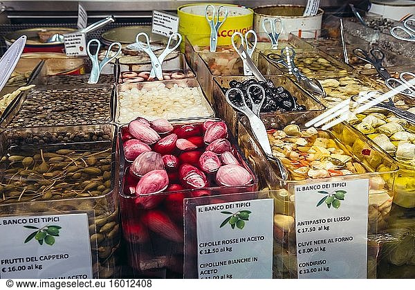 Marinierte Lebensmittel auf dem Lebensmittelmarkt Mercato Delle Erbe in Bologna  der Hauptstadt und größten Stadt der Region Emilia Romagna in Norditalien.