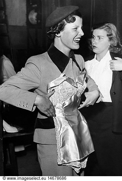 Marks  Vera  * 1933  deut. SchÃ¶nheitskÃ¶nigin und Schauspielerin  Halbfigur  eine Badeanzug probierend  1951