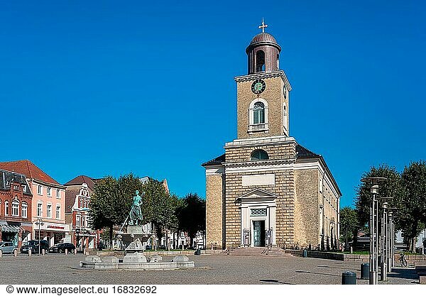 Marktplatz mit Marienkirche und Tine-Brunnen  Husum  Schleswig-Holstein  Deutschland  Europa.