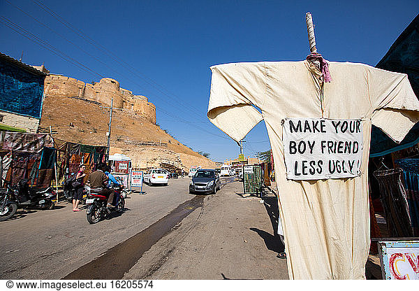 Marktstand mit humorvollem Hinweis auf der Tunika  Jaisalmer  Rajasthan  Indien
