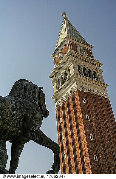 Markusplatz  Campanile und Bronzepferd  Venedig  Venezien  Italien  Europa