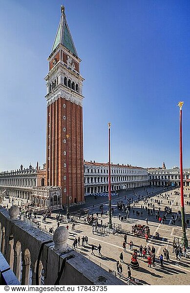 Markusplatz mit Campanile und den Prokuratien  Venedig  Venetien  Adria  Norditalien  Italien  Europa