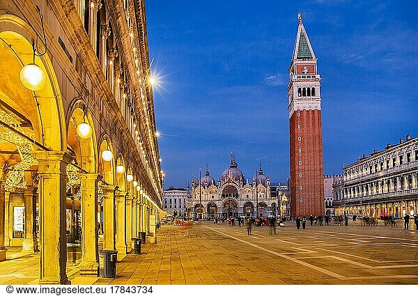 Markusplatz mit Campanile und Markusdom bei Abenddämmerung  Venedig  Venetien  Adria  Norditalien  Italien  Europa