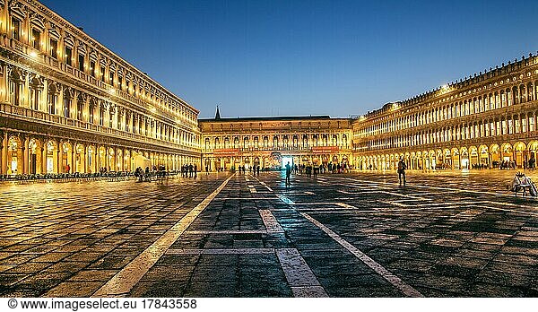 Markusplatz mit den Prokuratien bei Abenddämmerung  Venedig  Venetien  Adria  Norditalien  Italien  Europa