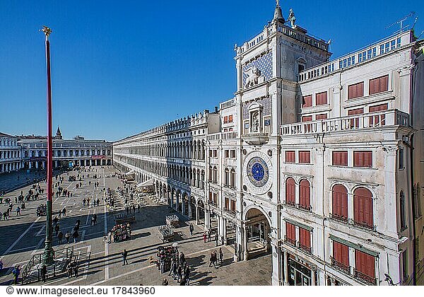 Markusplatz mit den Prokuratien  und dem Uhrturm  Venedig  Venetien  Norditalien  Italien  Europa