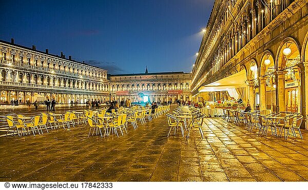 Markusplatz mit den Prokuratien und Straßencafé bei Abenddämmerung  Venedig  Venetien  Adria  Norditalien  Italien  Europa