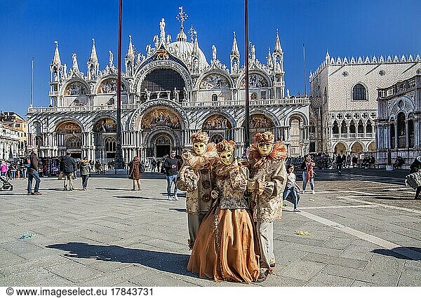 Markusplatz mit Karnevalsmasken vor dem Markusdom  Venedig  Venetien  Adria  Norditalien  Italien  Europa