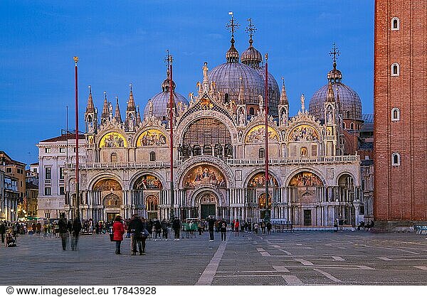 Markusplatz mit Markusdom bei Abenddämmerung  Venedig  Venetien  Adria  Norditalien  Italien  Europa