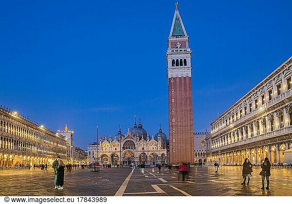 Markusplatz mit Markusdom und Campanile bei Abenddämmerung  Venedig  Venetien  Adria  Norditalien  Italien  Europa