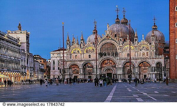 Markusplatz mit Uhrturm und Markusdom bei Abenddämmerung  Venedig  Venetien  Adria  Norditalien  Italien  Europa