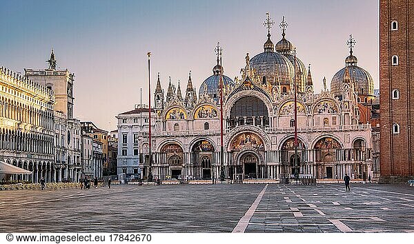 Markusplatz mit Uhrturm und Markusdom bei Sonnenaufgang  Venedig  Venetien  Adria  Norditalien  Italien  Europa