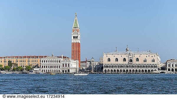 Markusplatz und Campanile  Venedig  Venetien  Italien  Europa