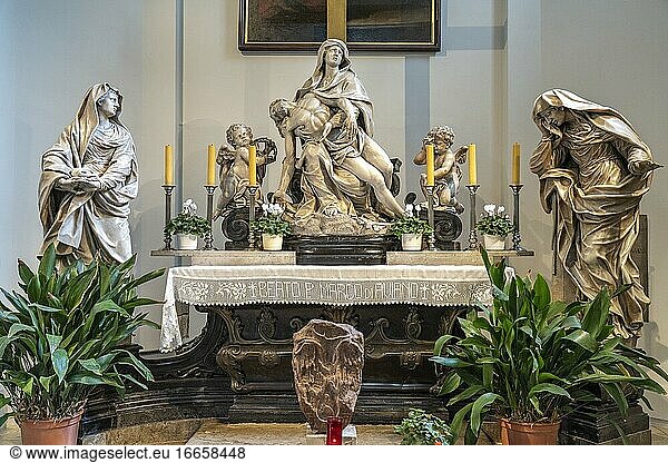 Marmoraltar mit Pieta in der Pietakapelle  Kapuzinerkirche in Wien  ?sterreich  Europa | Marble altar with pieta at the Pieta Chapel  Capuchin Church  Vienna  Austria  Europe.