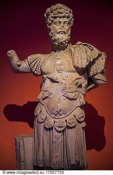 Marmorstatue des Imperators Septimius Severus  Perge  2. Jhd. Halle der Imperatoren  Archäologisches Museum  Antalya  Türkei  Antalya  Türkei  Asien