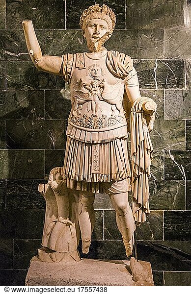 Marmorstatue des Imperators Traian  Perge  2. Jhd. Halle der Imperatoren  Archäologisches Museum  Antalya  Türkei  Antalya  Türkei  Asien