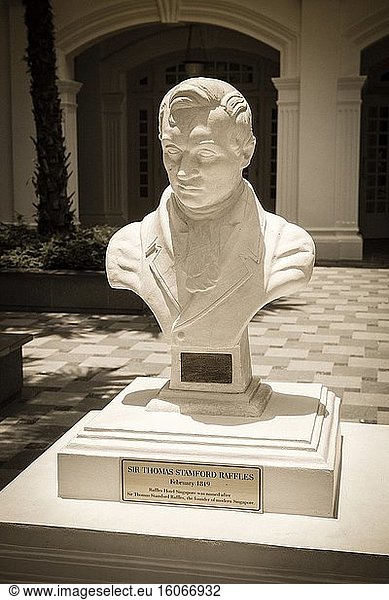 Marmorstatue von Sir Thomas Stamford Raffles (Gründer des modernen Singapur) im Raffles Hotel  Singapur  Republik Singapur.