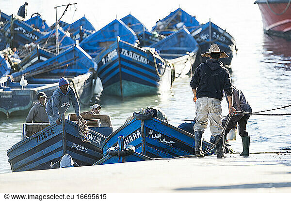 Marokkanische Fischer arbeiten daran  ihre Boote an Land zu bringen
