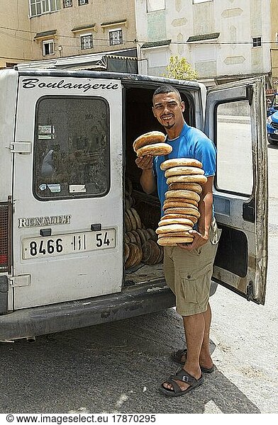 Marokkanischer Bäcker mir Brot an seinem Wagen  Moulay Idris  Marokko  Afrika
