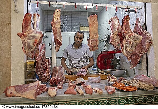 Marokkanischer Fleischer in der Altstadt  Fes  Marokko  Afrika