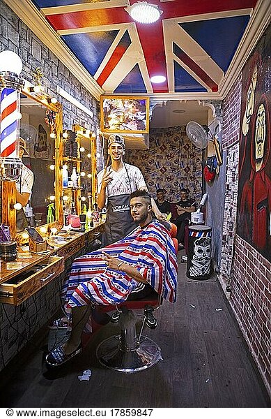Marokkanischer Friseur in der Altstadt  Fes oder Fez  Marokko  Afrika