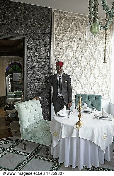 Marokkanischer Maître dhôtel im Riad Maison Bleue  Fes  Marokko  Afrika