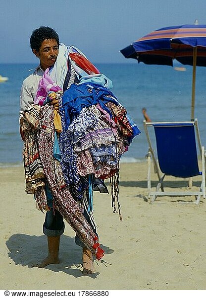 Marokkanischer Strandverkäufer  Kleidung  Stoffe  Händler am Strand  Moroccan beach salesclerk  clothes  materials  traders on the beach