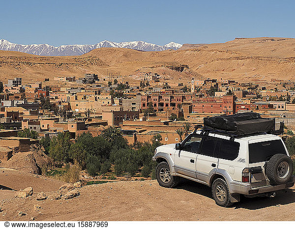 Marokko  Ait Benhaddou  4x4-Auto auf einem Hügel über einem alten befestigten Dorf